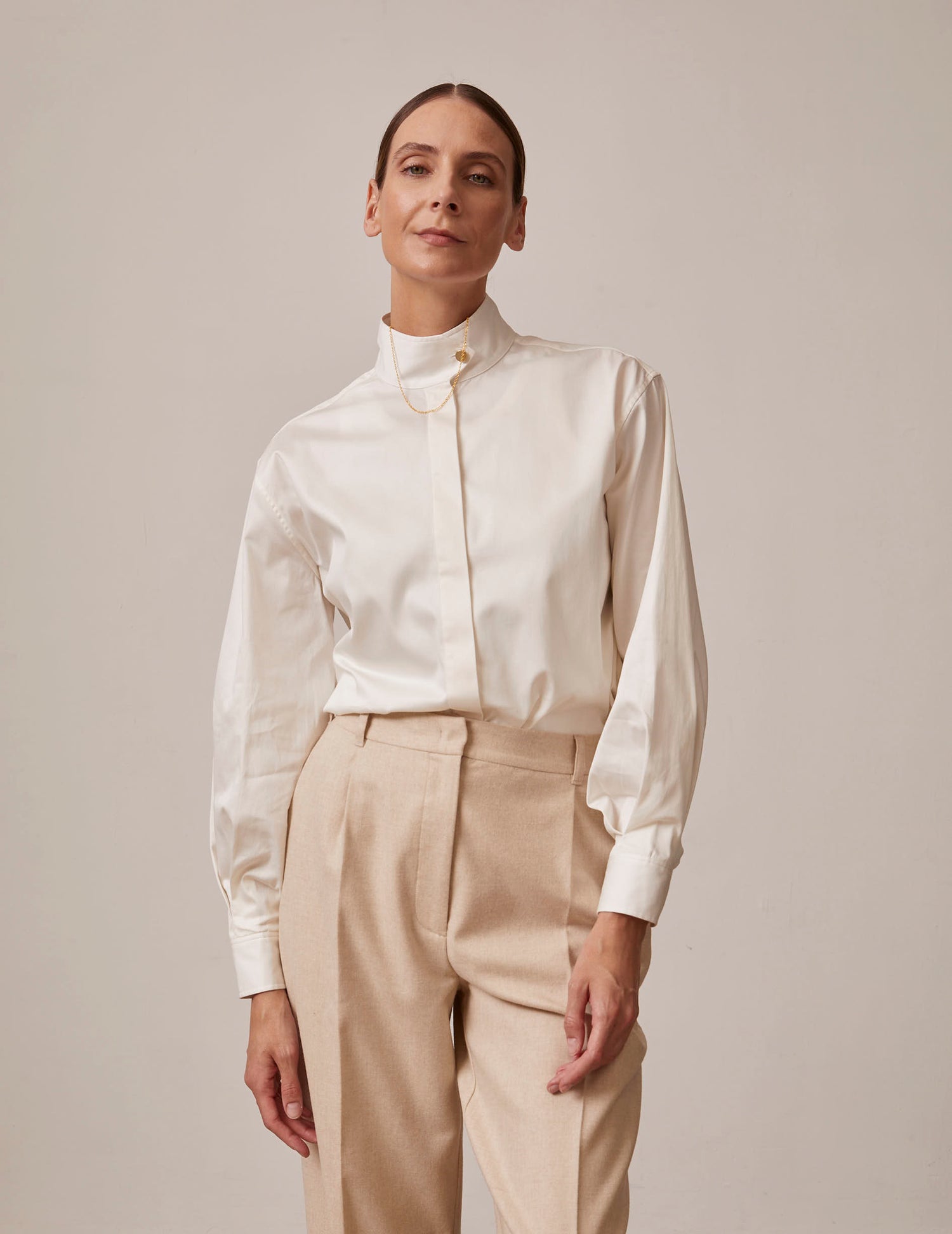 Innaée Hidden button placket ecru shirt - Satin - Right amount tip Collar#3