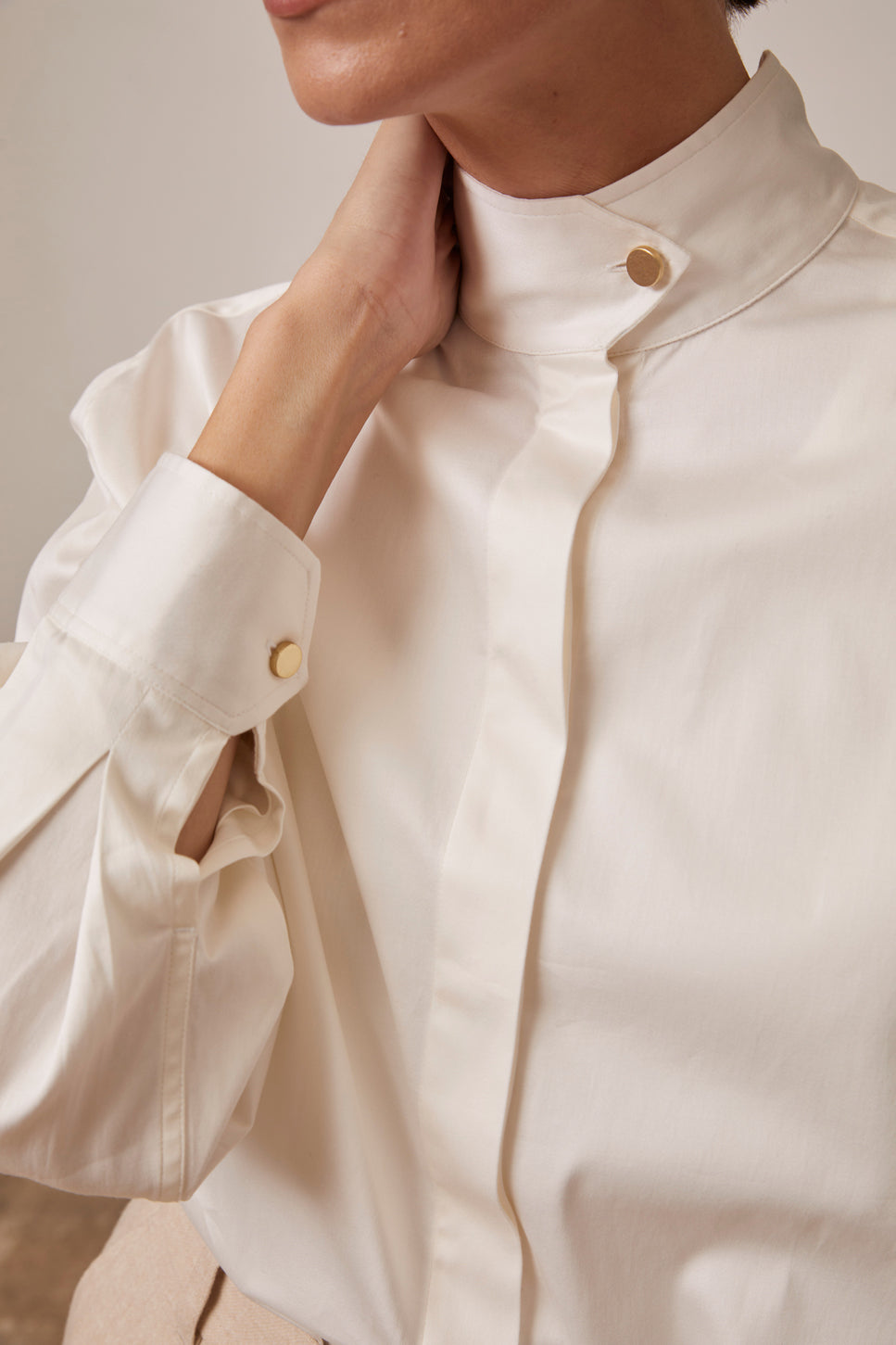 Innaée Hidden button placket ecru shirt - Satin - Right amount tip Collar