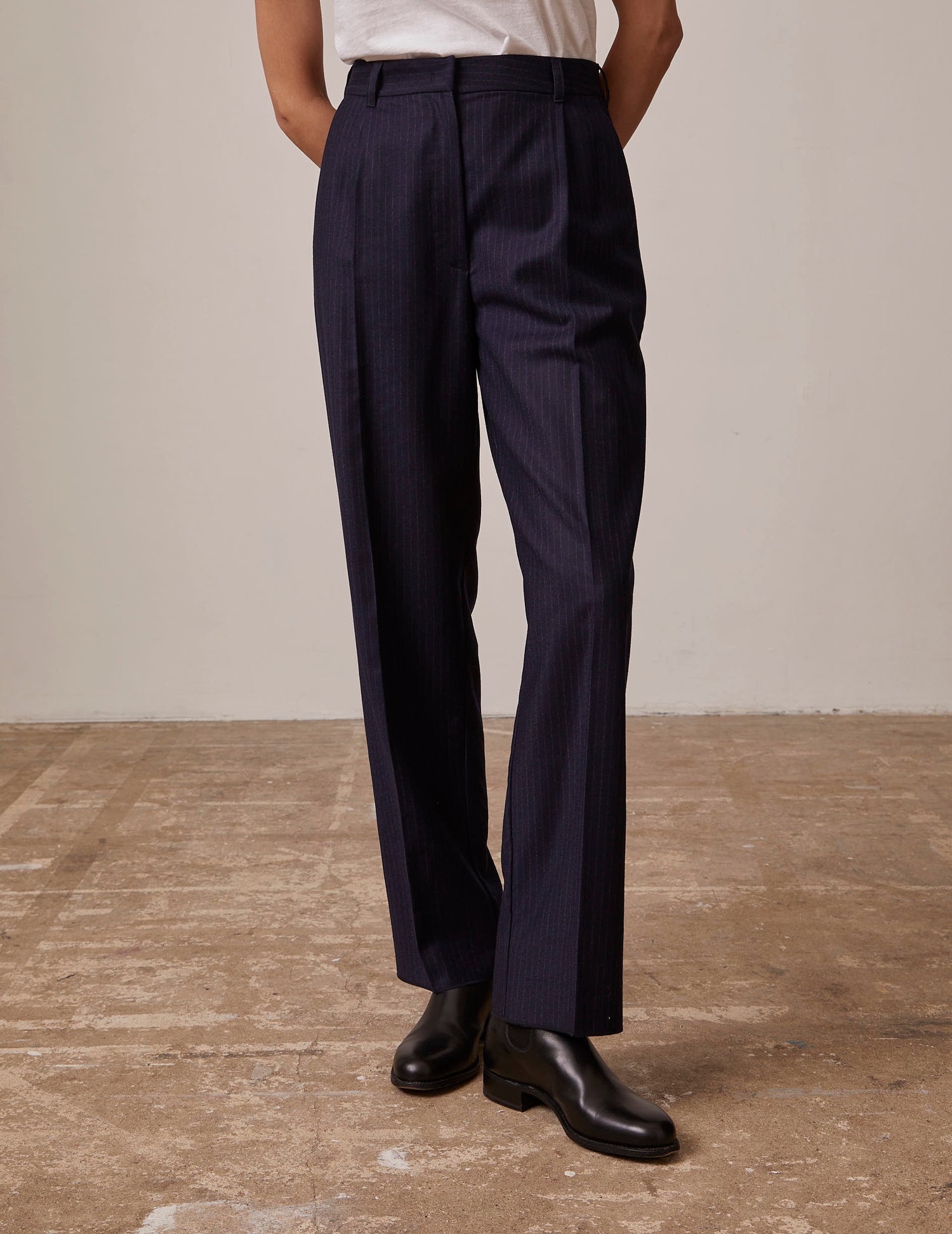 Pantalon Grazia en twill de laine rayée bleu marine