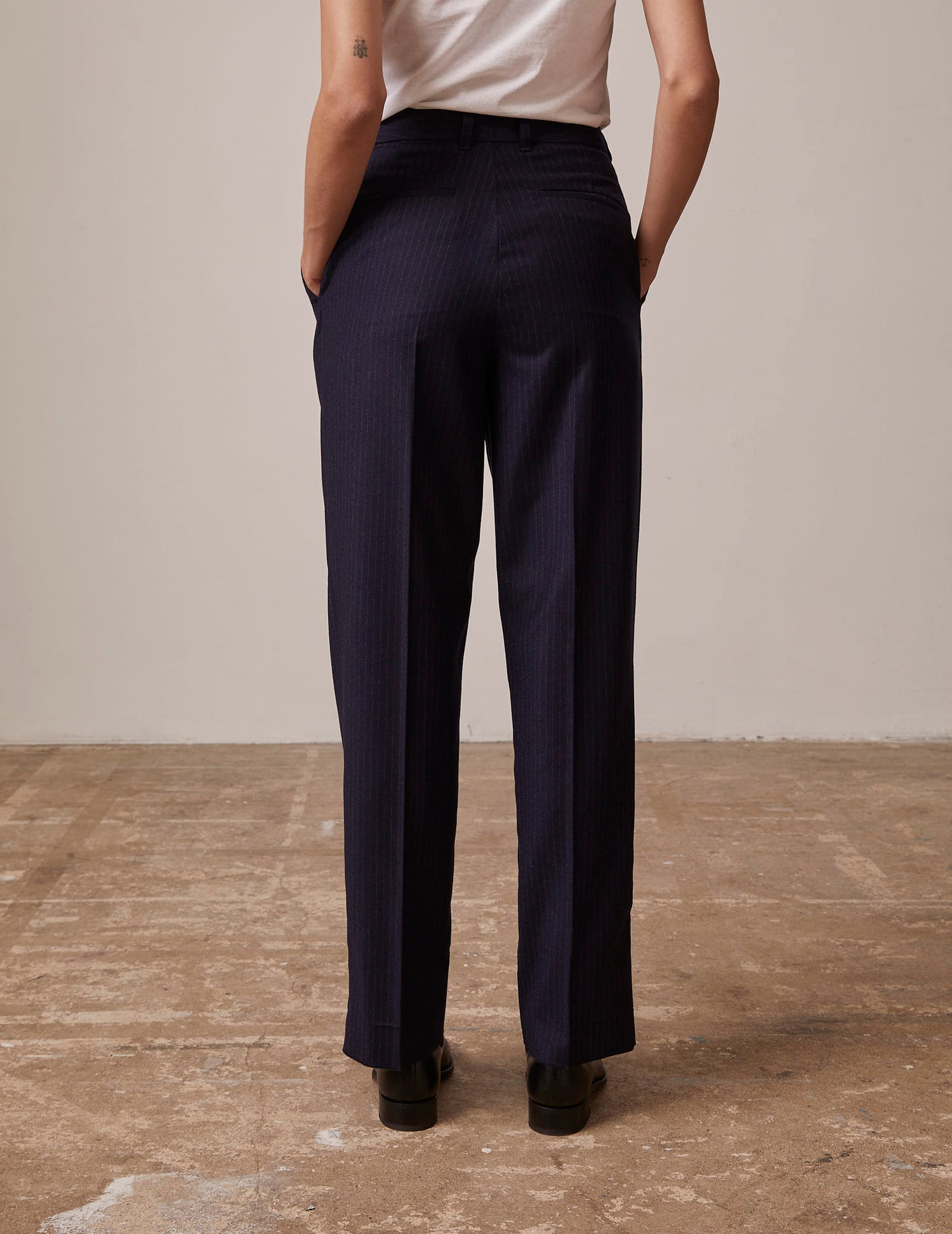 Pantalon Grazia en twill de laine rayée bleu marine