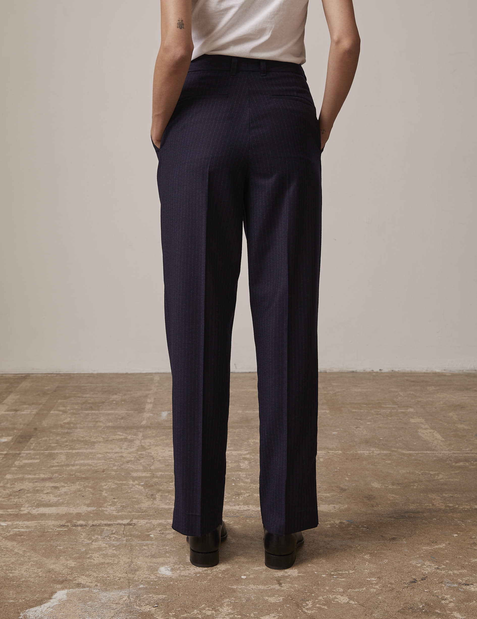 Pantalon Grazia en twill de laine rayée bleu marine