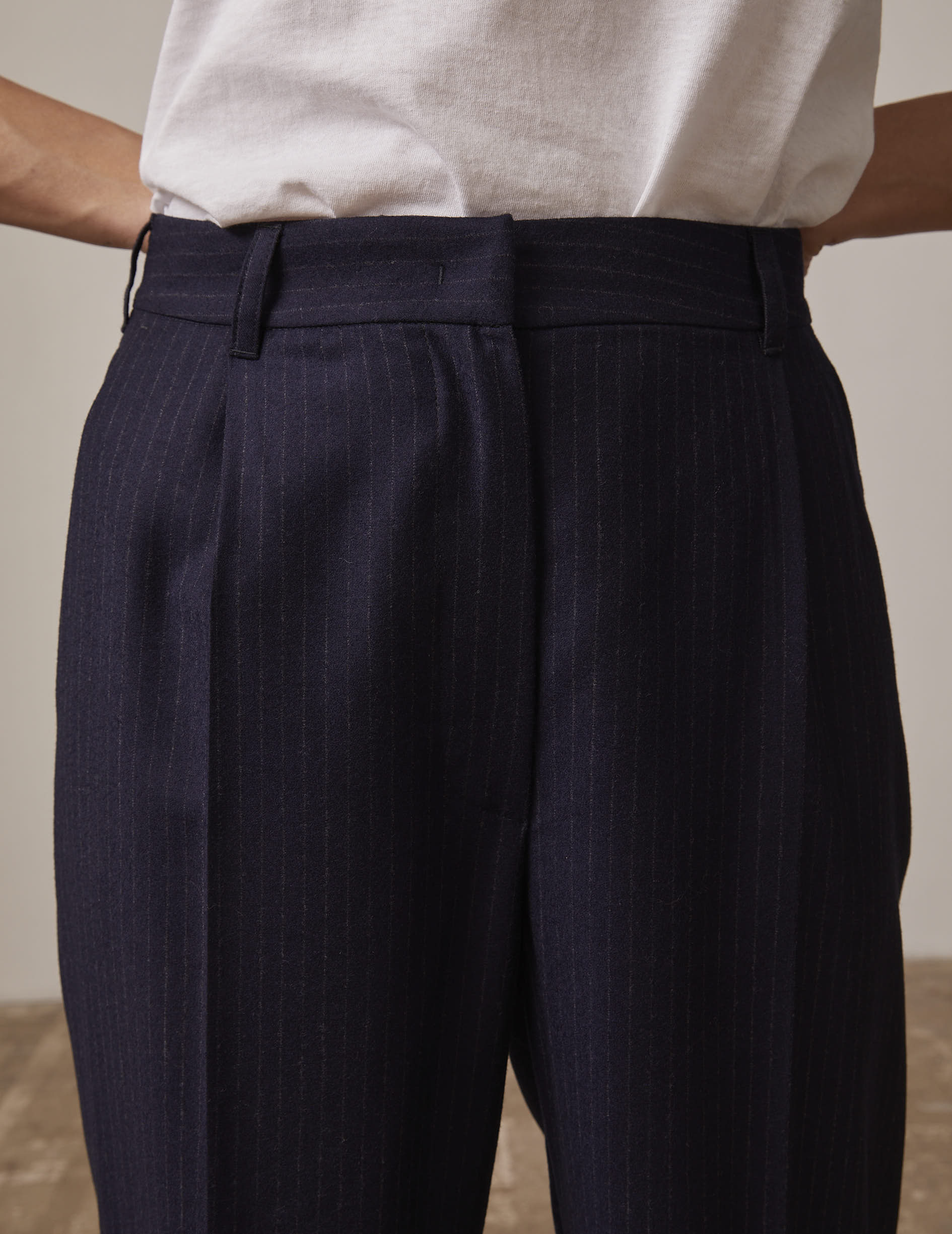 Pantalon Grazia en twill de laine rayée bleu marine